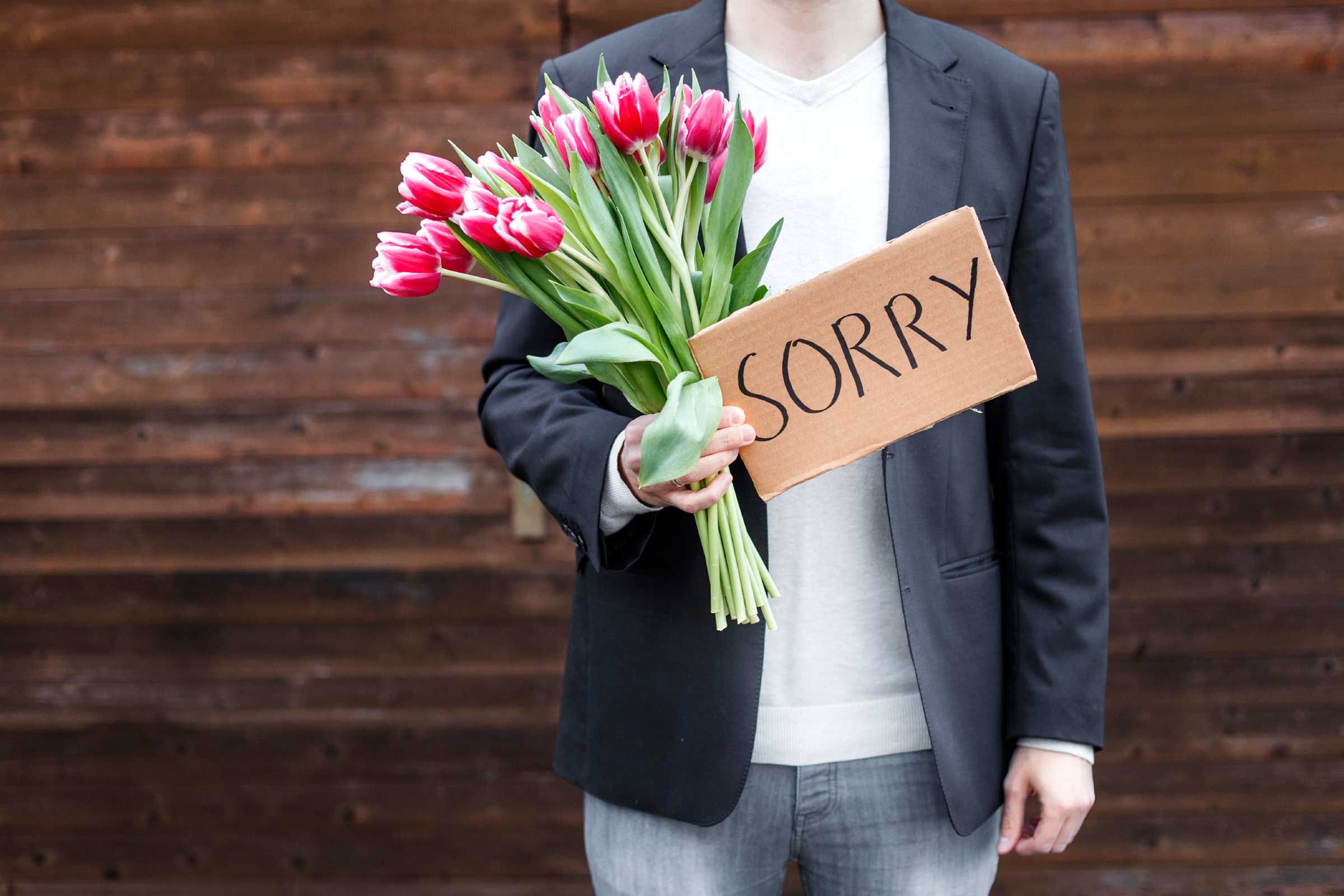Jak se omluvit přítelkyni? Jak se omluvit ženě? Co udělat jestli se žena urazila?